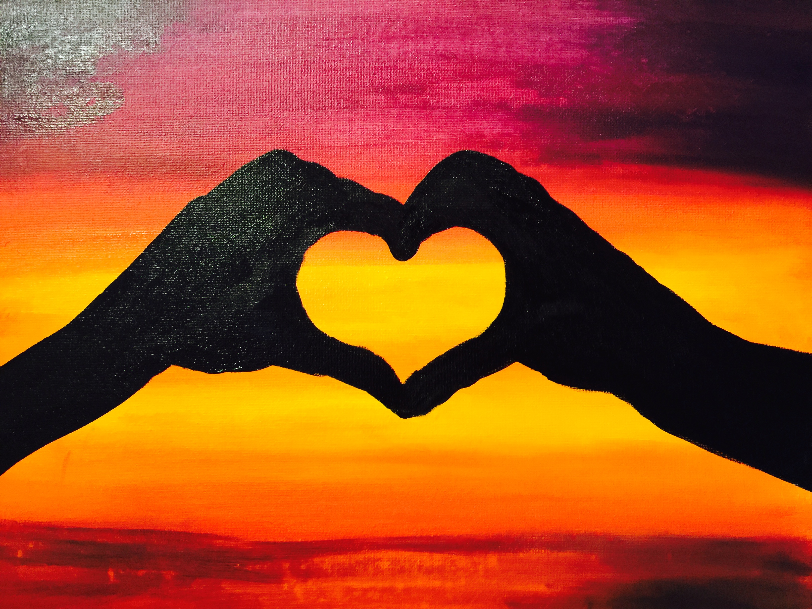 日落時的心形手勢代表慈悲溝通